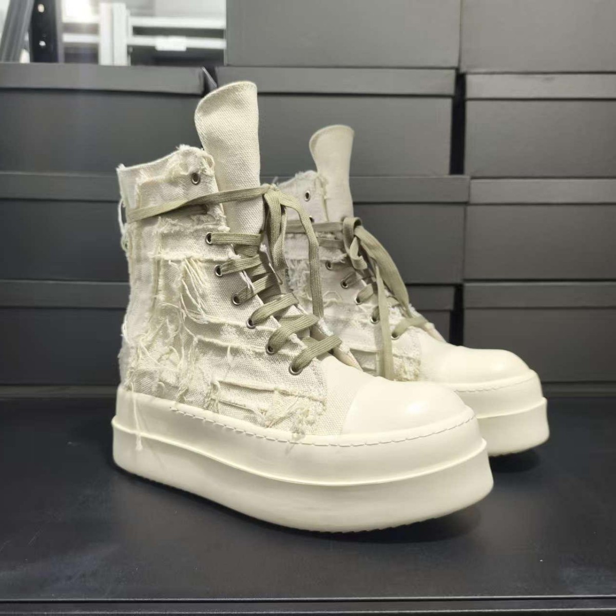 รองเท้าบูทผ้าใบสีดำแบบผูกเชือก - Men Shoes White Colour บทวิจารณ์และราคา